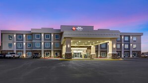 Un hôtel Best Western Plus doté d’une façade moderne, de plusieurs étages et d’une entrée bien éclairée.