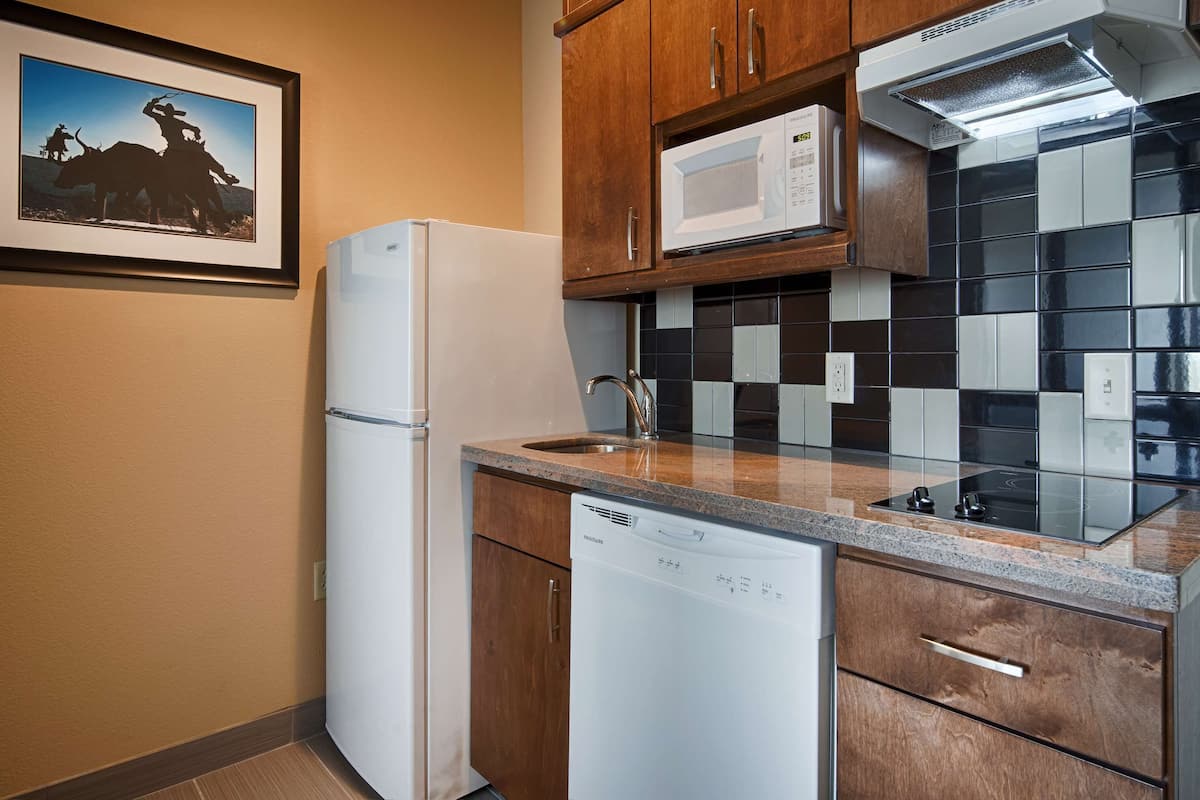 microwave, coffee/tea maker