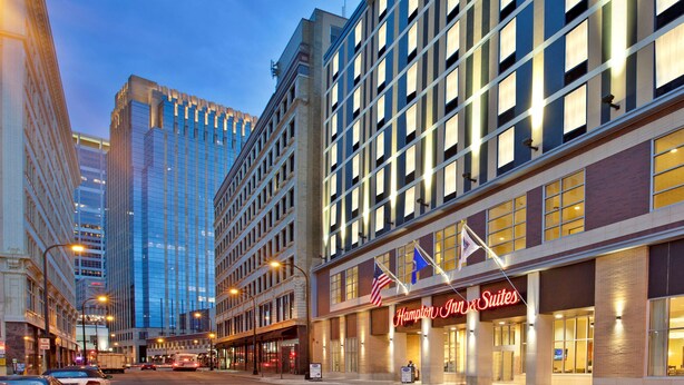 Ein Hotel mit einer auffälligen Beschilderung, mehreren Etagen und moderner Architektur.