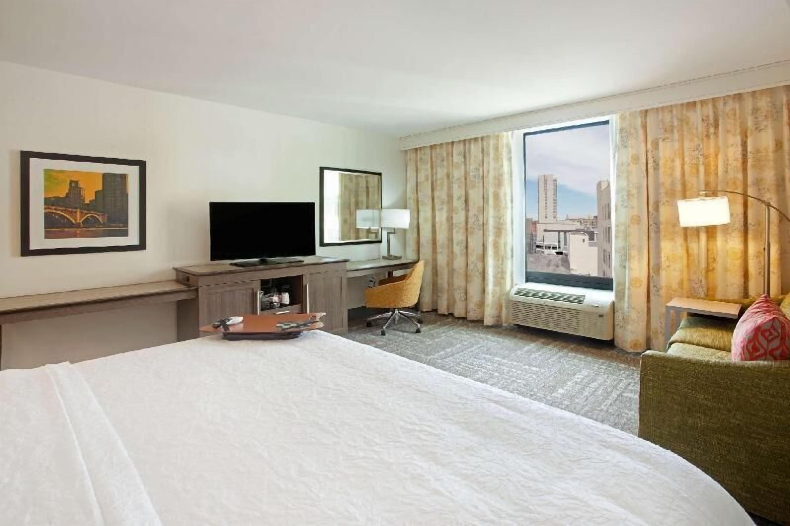 Escritorio y espacio para trabajar con laptop 