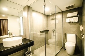Shower, rainfall showerhead, free toiletries, hair dryer - Sfera Hotel (Seri Manjung)