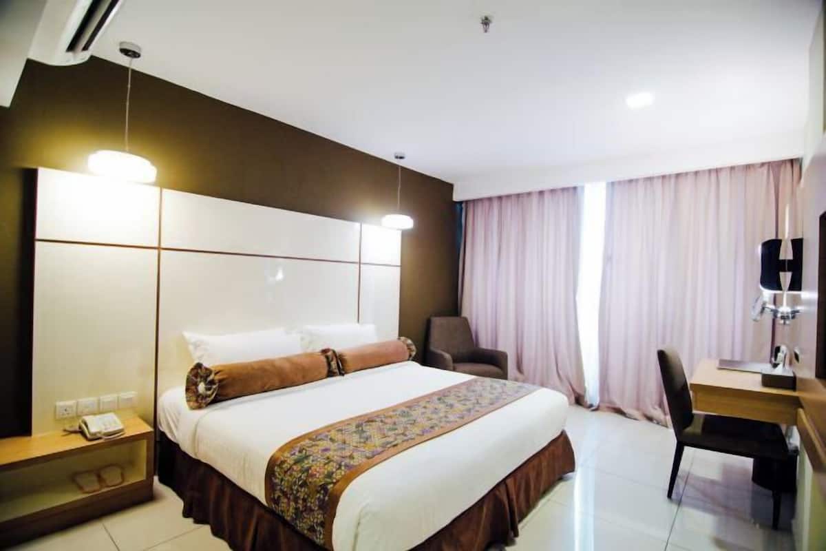 Minibar, in-room safe, desk, blackout drapes