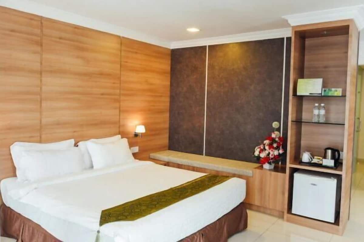 Minibar, in-room safe, desk, blackout drapes