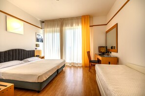 Cofres nos quartos, escrivaninha, Wi-Fi de cortesia, roupa de cama