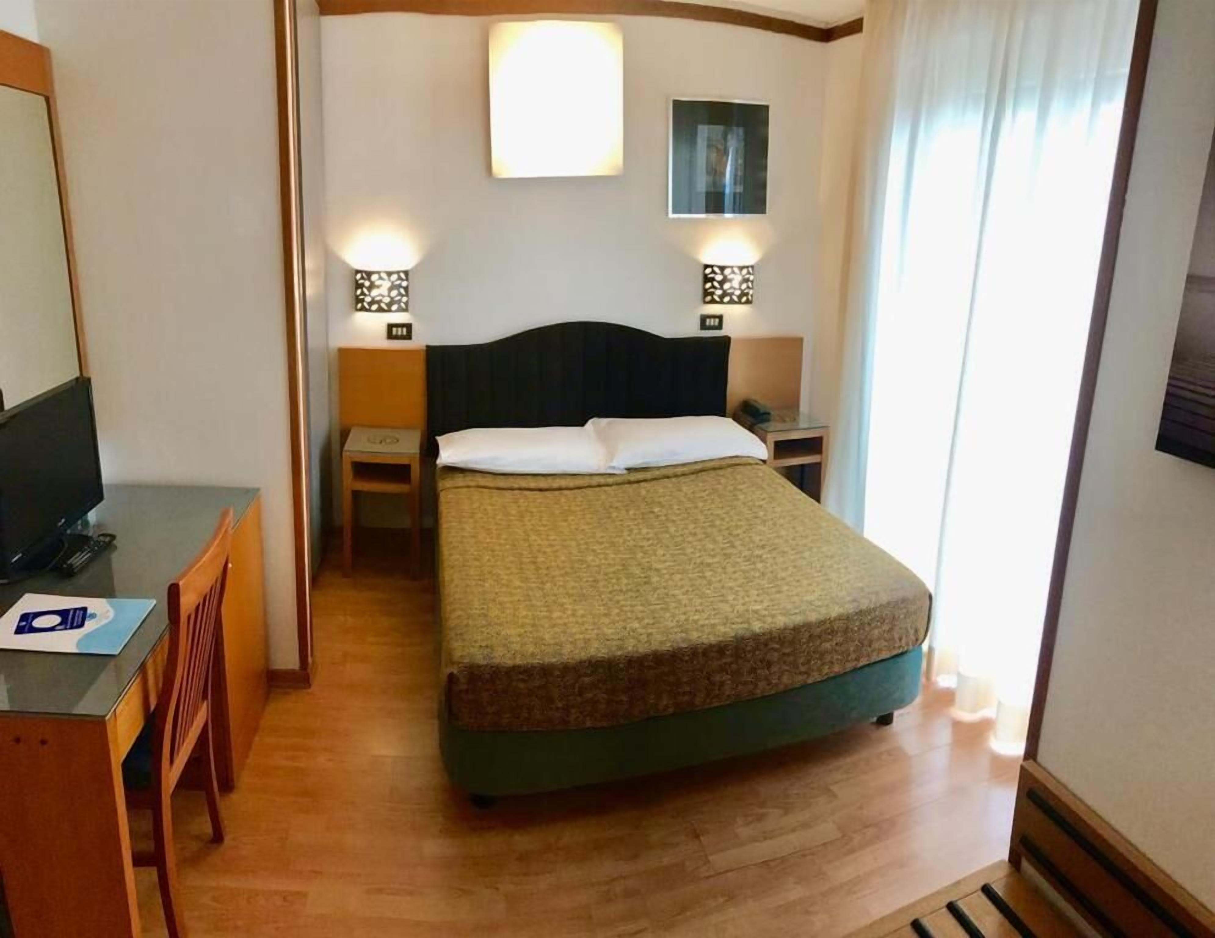In-room safe, desk, WiFi (free), bed sheets