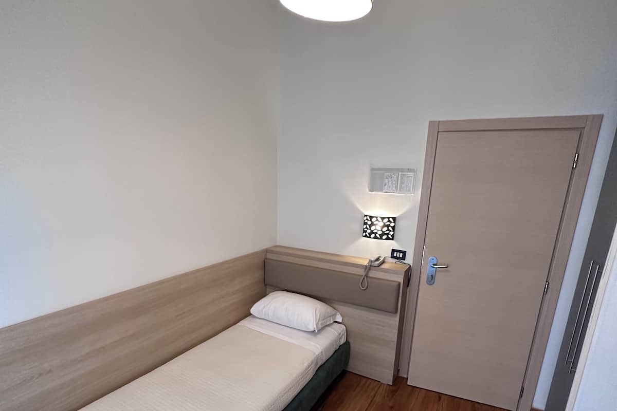 Classic Single Room, 1 Twin Bed | In-room safe, desk, free WiFi, bed sheets