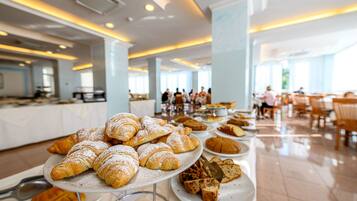 Päivittäinen mannermainen aamiainen (8 EUR per henkilö)