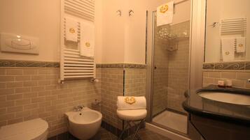 Un bagno con toilette, bidet e doccia.