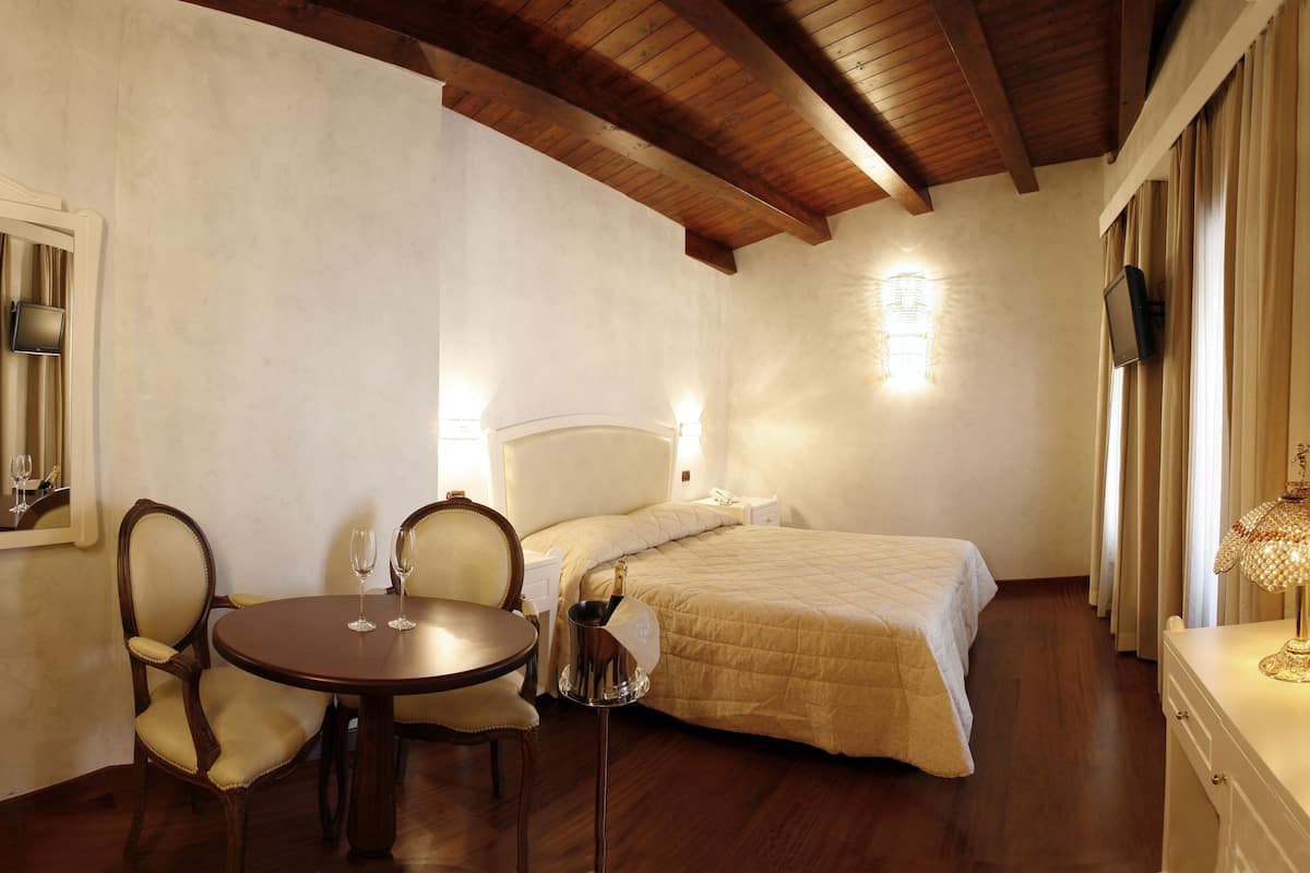 Junior Suite | In-room safe, soundproofing, free WiFi, bed sheets