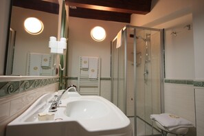Douche, articles de toilette (gratuits), séchoir à cheveux, peignoirs