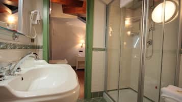 Dusche, kostenlose Toilettenartikel, Haartrockner, Bademäntel