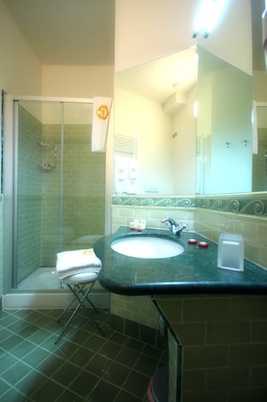 Chambre Double | Salle de bain | Douche, articles de toilette gratuits, sèche-cheveux, peignoirs