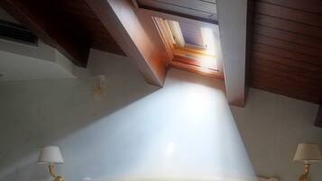 In-room safe, soundproofing, free WiFi, bed sheets