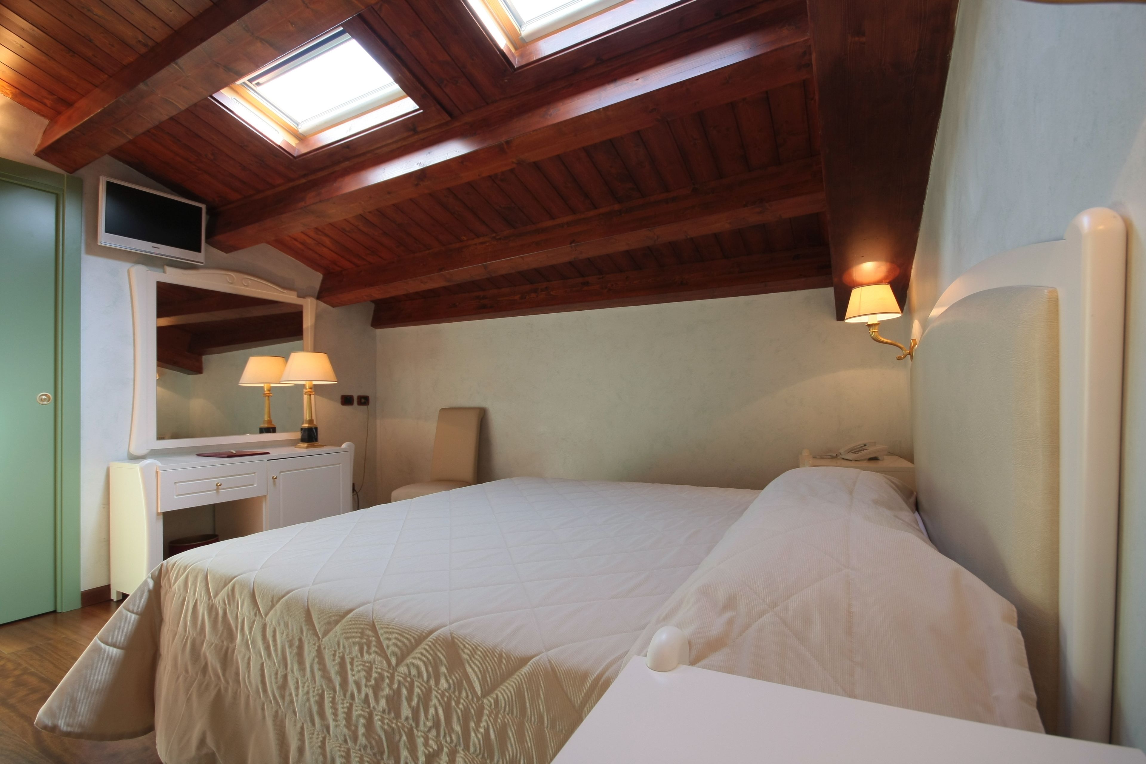 double room | in-room safe, soundproofing, free wifi, bed sheets