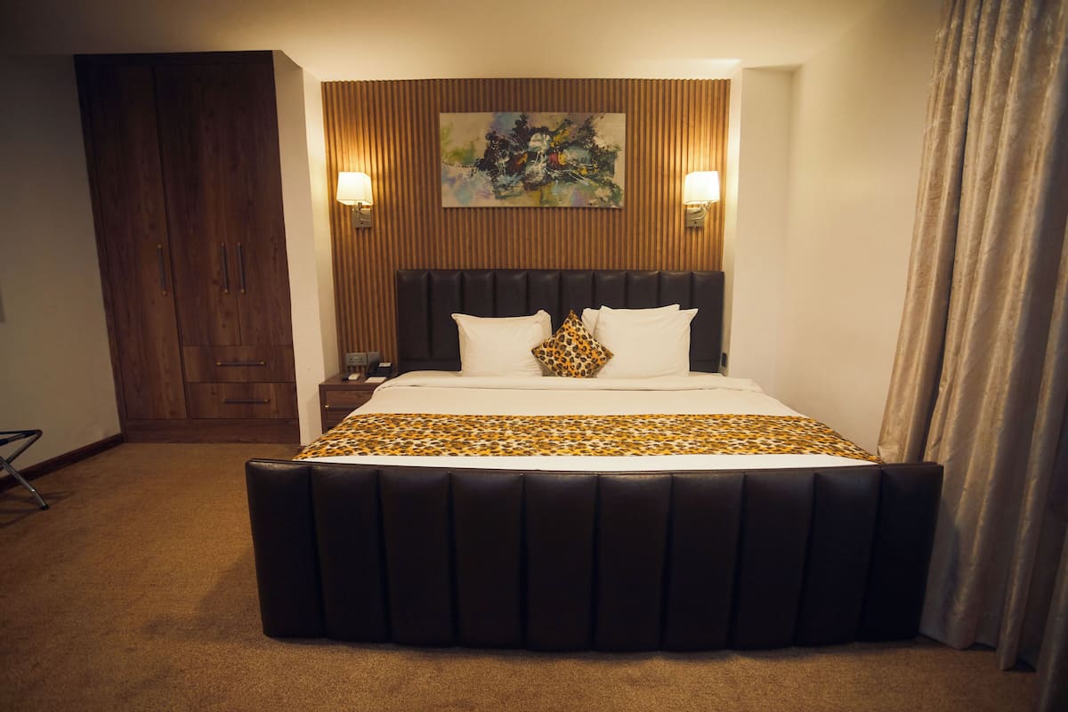 Executive Room, Kitchen | Premium bedding, minibar, in-room safe, desk
