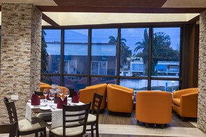 供应早餐、午餐和晚餐，国际美食