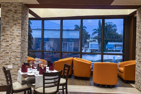 Se sirven desayunos, almuerzos y cenas; cocina internacional