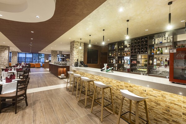 Breakfast, lunch, dinner served; international cuisine - Airport View Hotel (Accra)