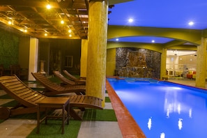 Indoor pool, outdoor pool, pool umbrellas, sun loungers - Airport View Hotel (Accra)