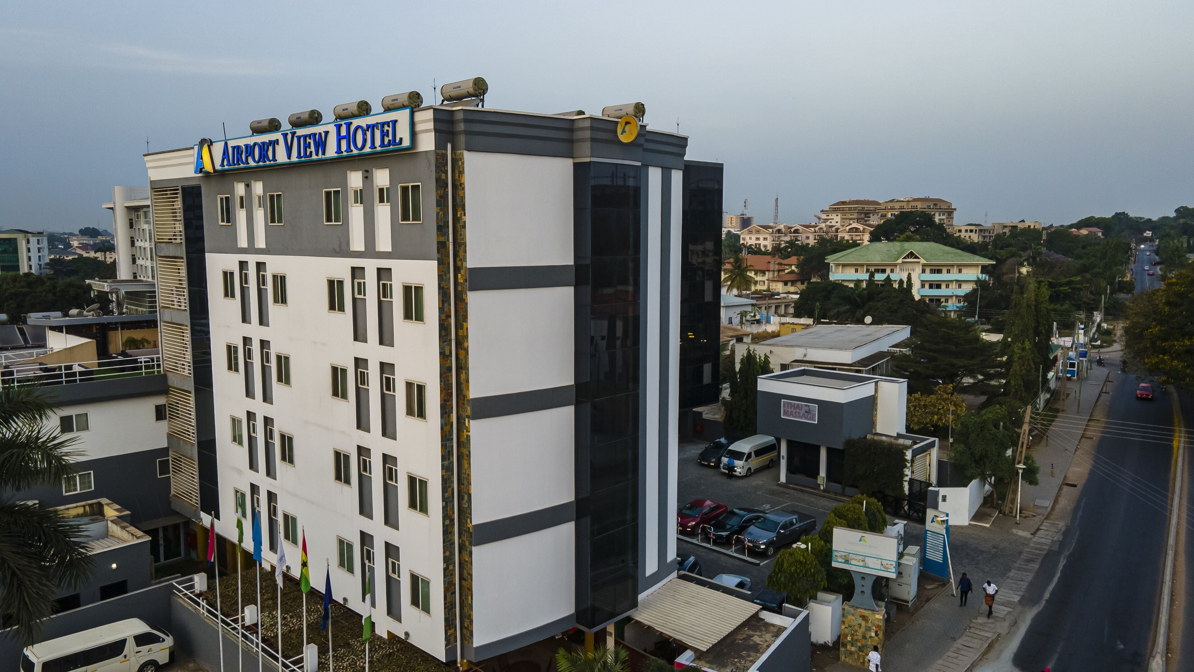 Un immeuble à plusieurs étages sur lequel on peut lire l’inscription : « Hôtel avec vue sur l’aéroport ».