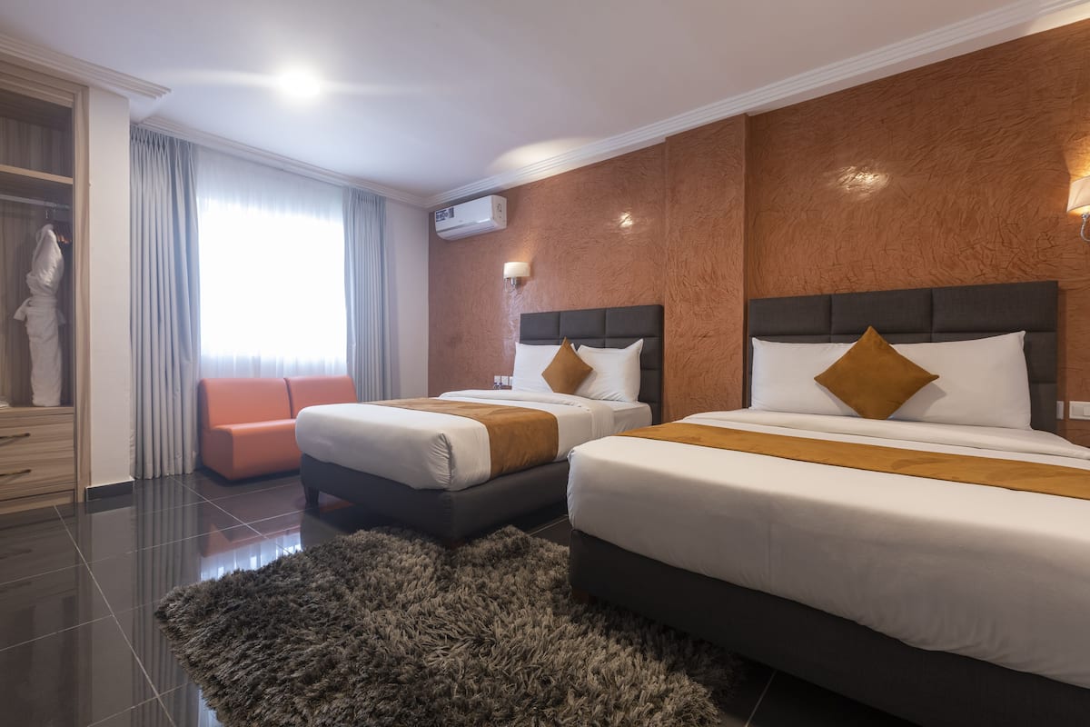 Deluxe Twin kamer | Luxe beddengoed, een minibar, een kluis op de kamer, een bureau