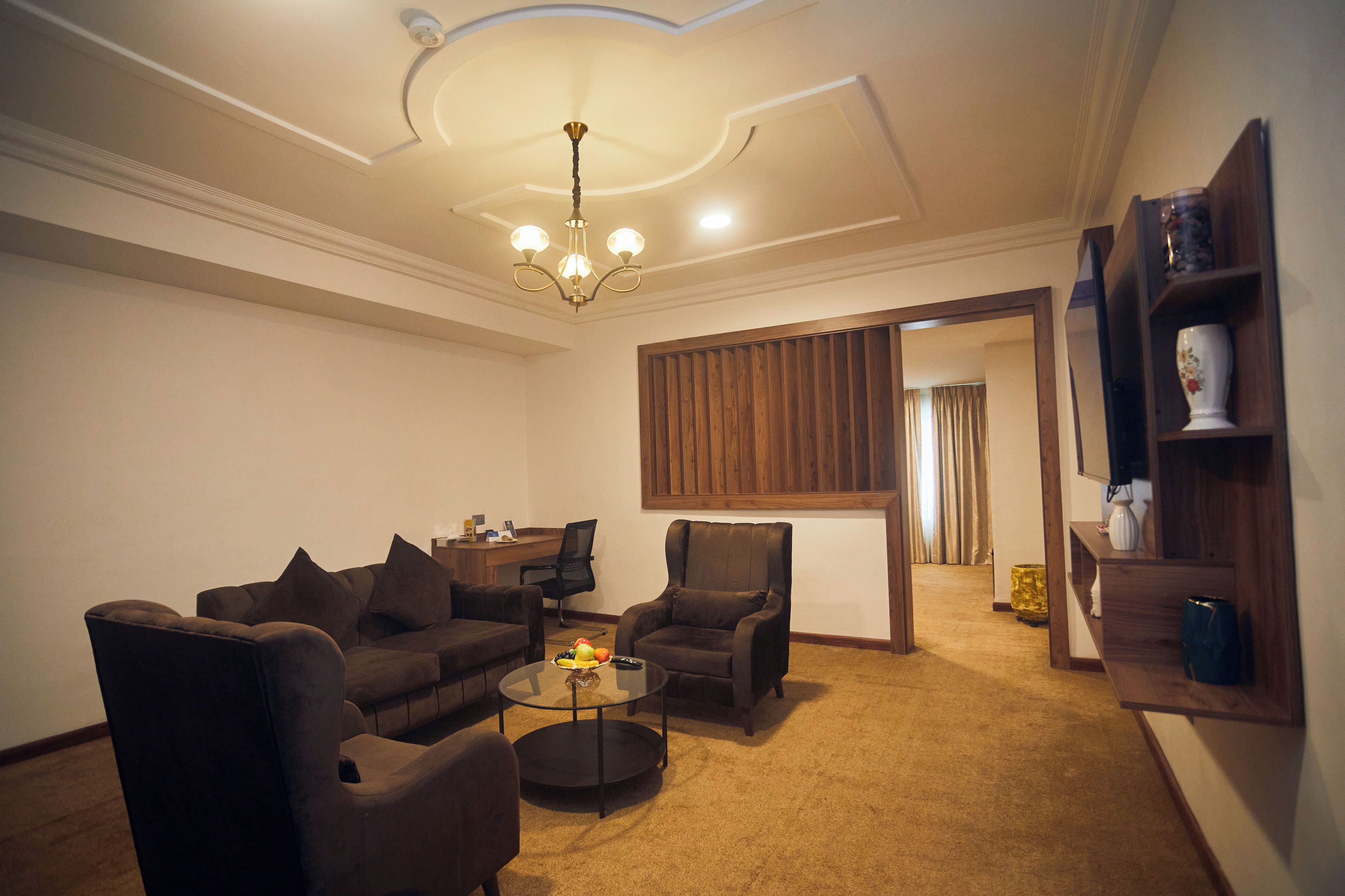 Executive-Zimmer, Küche | Wohnbereich | Flachbildfernseher