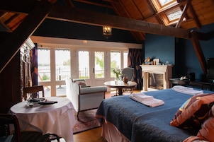 Minibar, individually decorated, individually furnished, blackout drapes