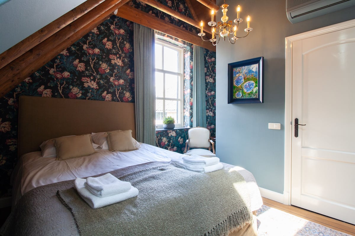 Classic Double Room, 1 Bedroom, Private Bathroom | 1 bedroom, minibar, individually decorated, individually furnished