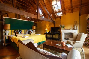 Premier Suite, 1 King Bed, Balcony, River View | 1 bedroom, minibar, individually decorated, individually furnished
