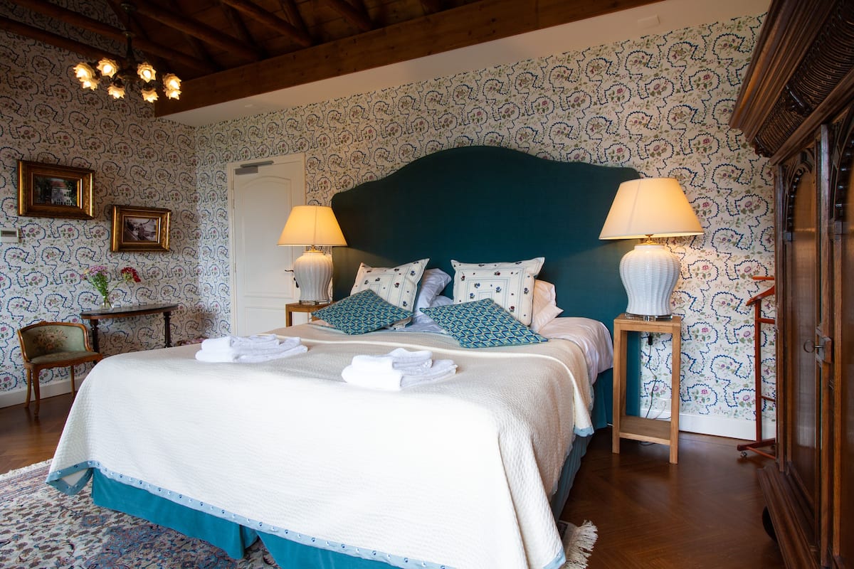 Luxury Double Room, 1 King Bed, Jetted Tub, River View | 1 bedroom, minibar, individually decorated, individually furnished