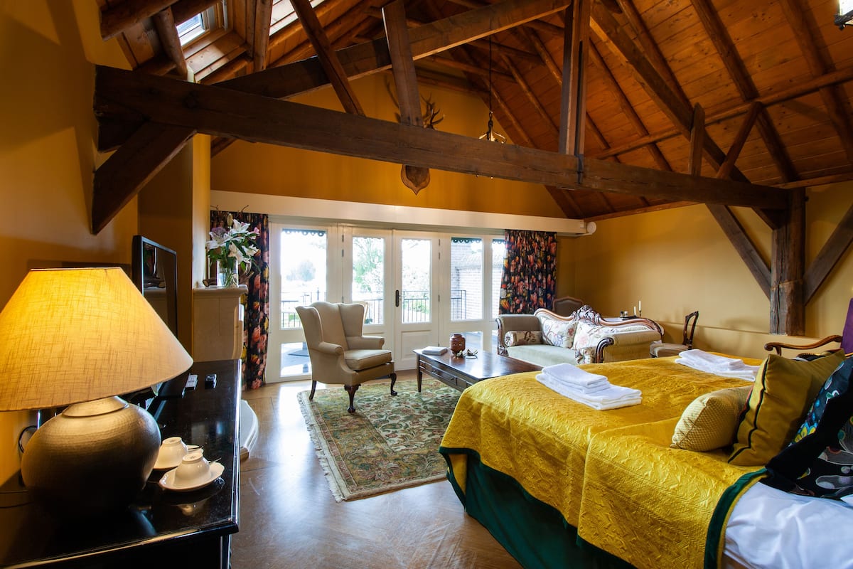 Premier Suite, 1 King Bed, Balcony, River View | 1 bedroom, minibar, individually decorated, individually furnished