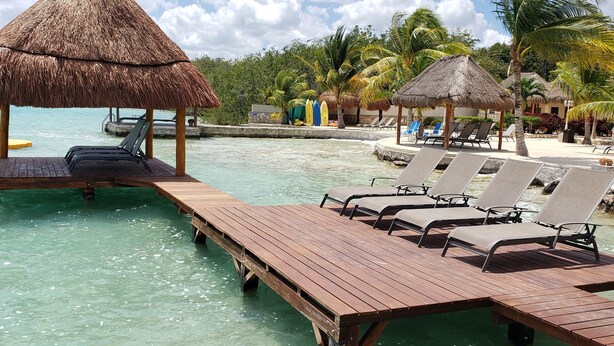 Private beach, sun-loungers, beach umbrellas, snorkelling - Bacalar Lagoon Resort (Pedro A. Santos)