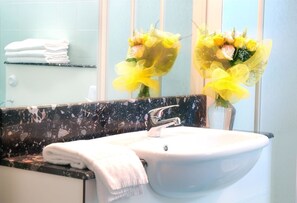 Ducha, artículos de higiene personal gratuitos, secador de pelo y bidé