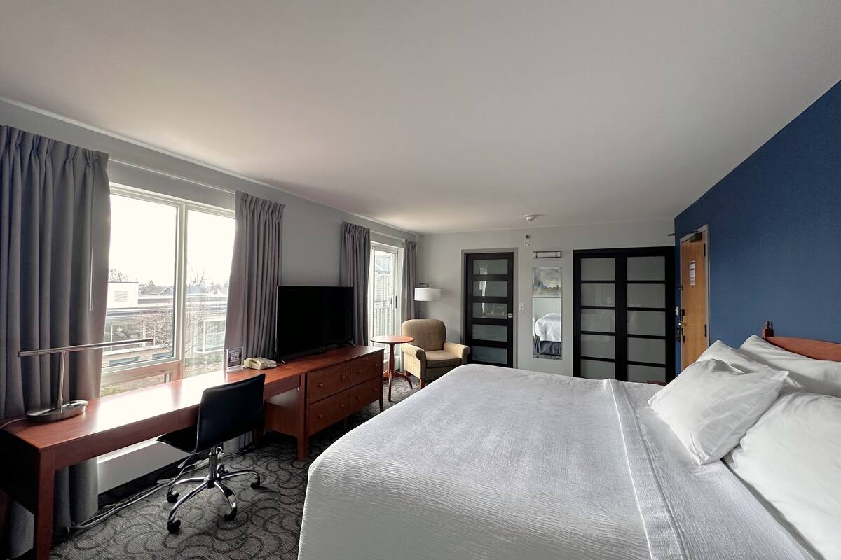 room, 1 king bed | premium bedding, desk, blackout curtains, iron/ironing board