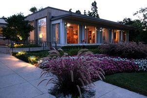 Fachada da propriedade à noite