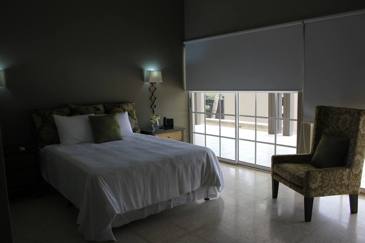 Single Room, 1 King Bed, Accessible | In-room safe, desk, rollaway beds (surcharge), WiFi (free)
