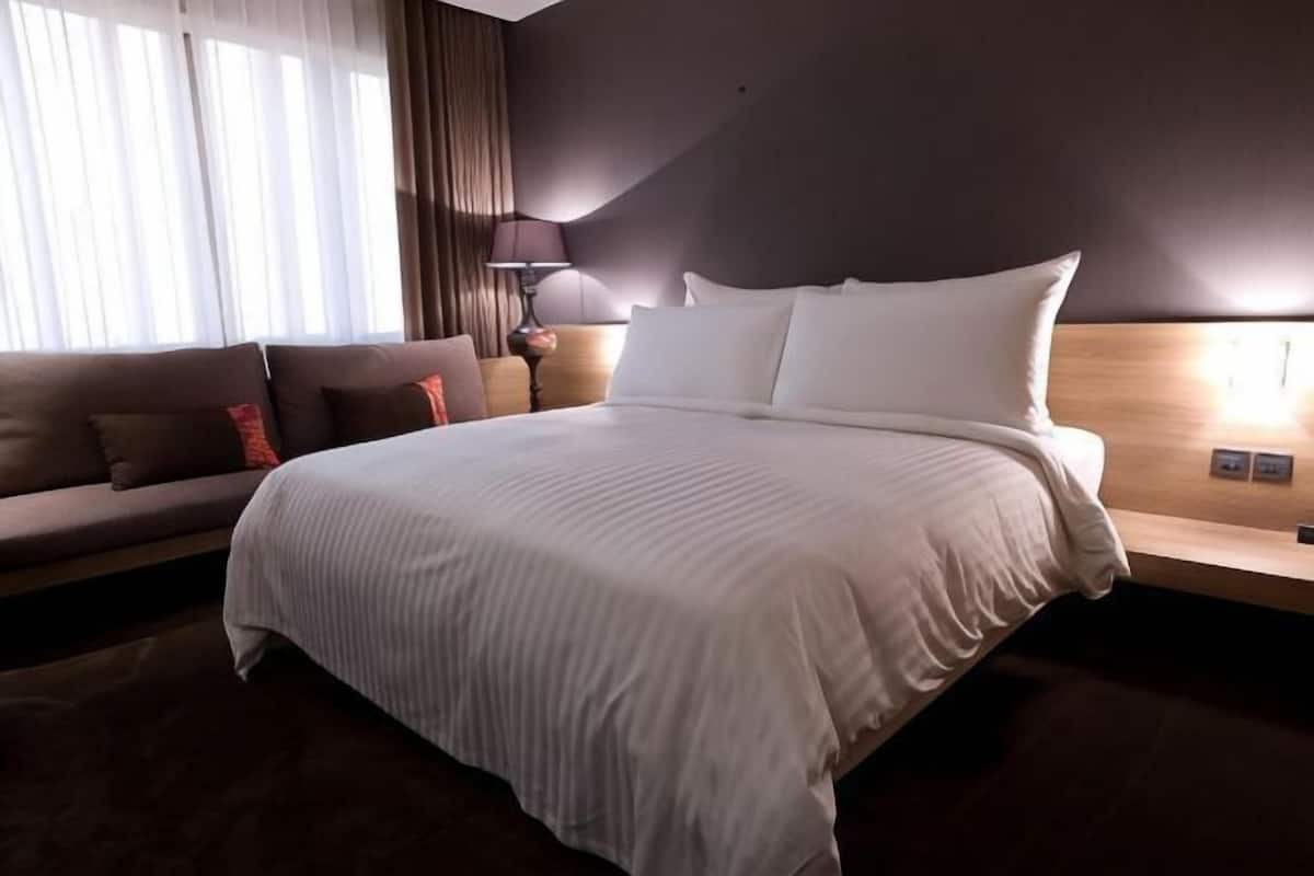 Sengetøy av topp kvalitet, minibar, safe på rommet og skrivebord