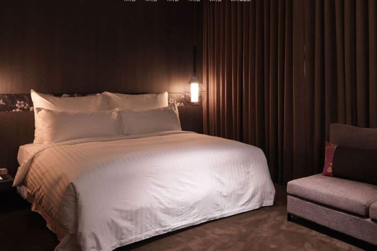 Sengetøy av topp kvalitet, minibar, safe på rommet og skrivebord