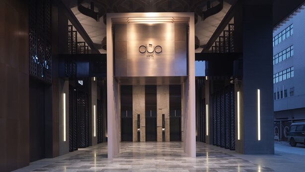 A modern hotel entrance with a central illuminated sign, a spacious lobby, and a contemporary design. - Hotel Dua (Kaohsiung)