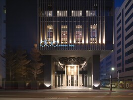 住宿正面 - 傍晚/夜晚