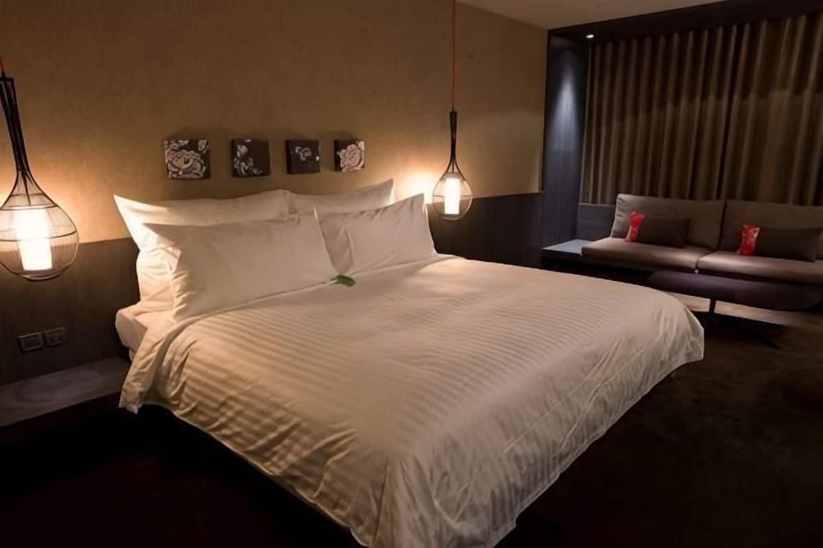 Sengetøy av topp kvalitet, minibar, safe på rommet og skrivebord