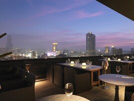 Serves breakfast, lunch, and dinner