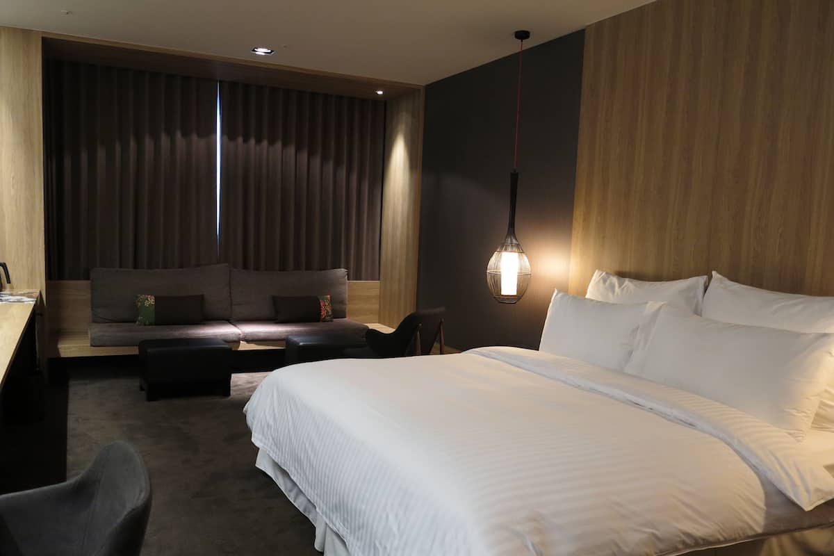 Sengetøy av topp kvalitet, minibar, safe på rommet og skrivebord