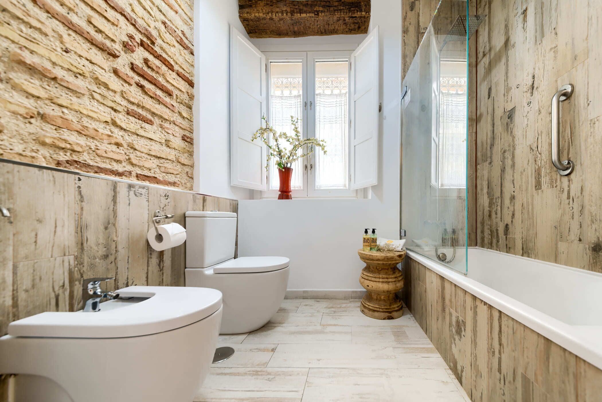 deluxe double room | bathroom | free toiletries, hair dryer, towels