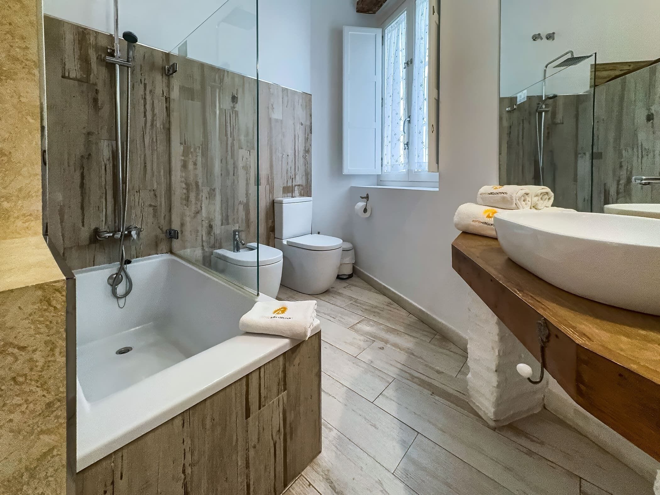 single room | bathroom | free toiletries, hair dryer, towels