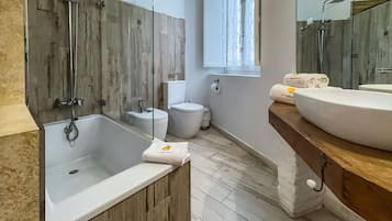 Un baño moderno con bañera, inodoro y lavamanos.