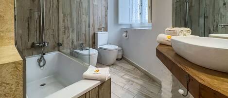 Un baño moderno con bañera, inodoro y lavamanos.