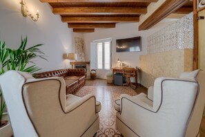 Junior Suite (Zenobia) | Down comforters, memory foam beds, minibar, in-room safe - Hotel Argantonio (Cádiz)