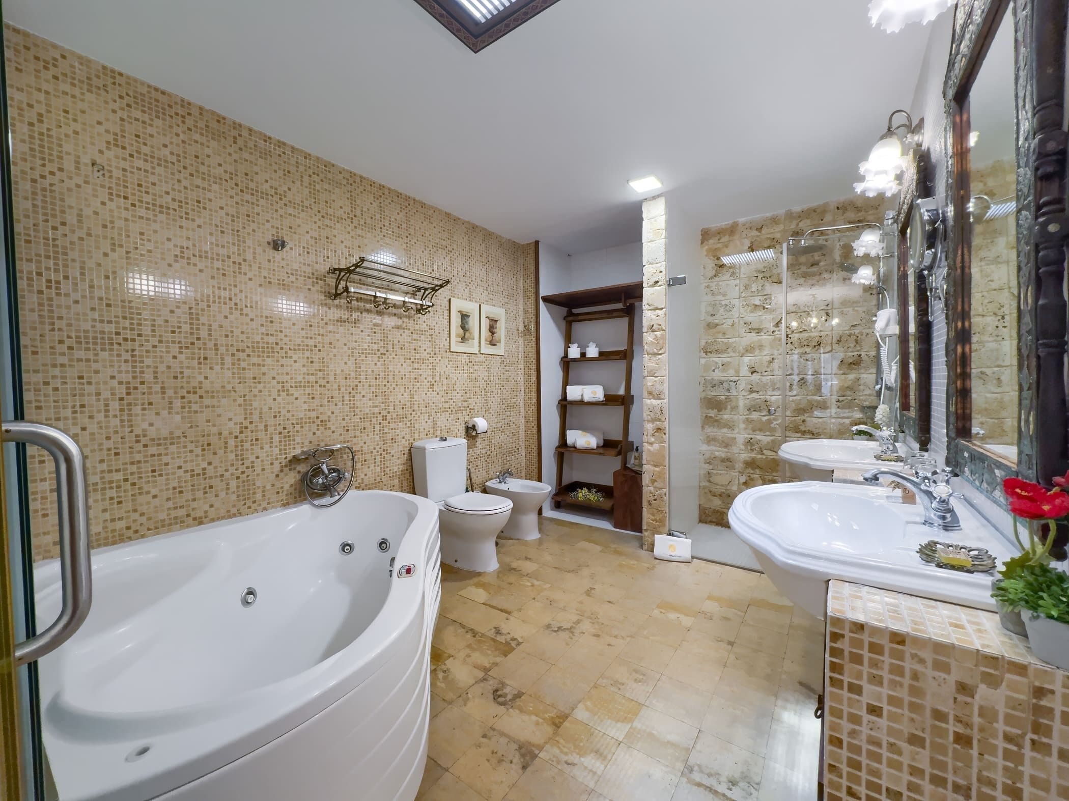 suite (semíramis) | bathroom | free toiletries, hair dryer, towels