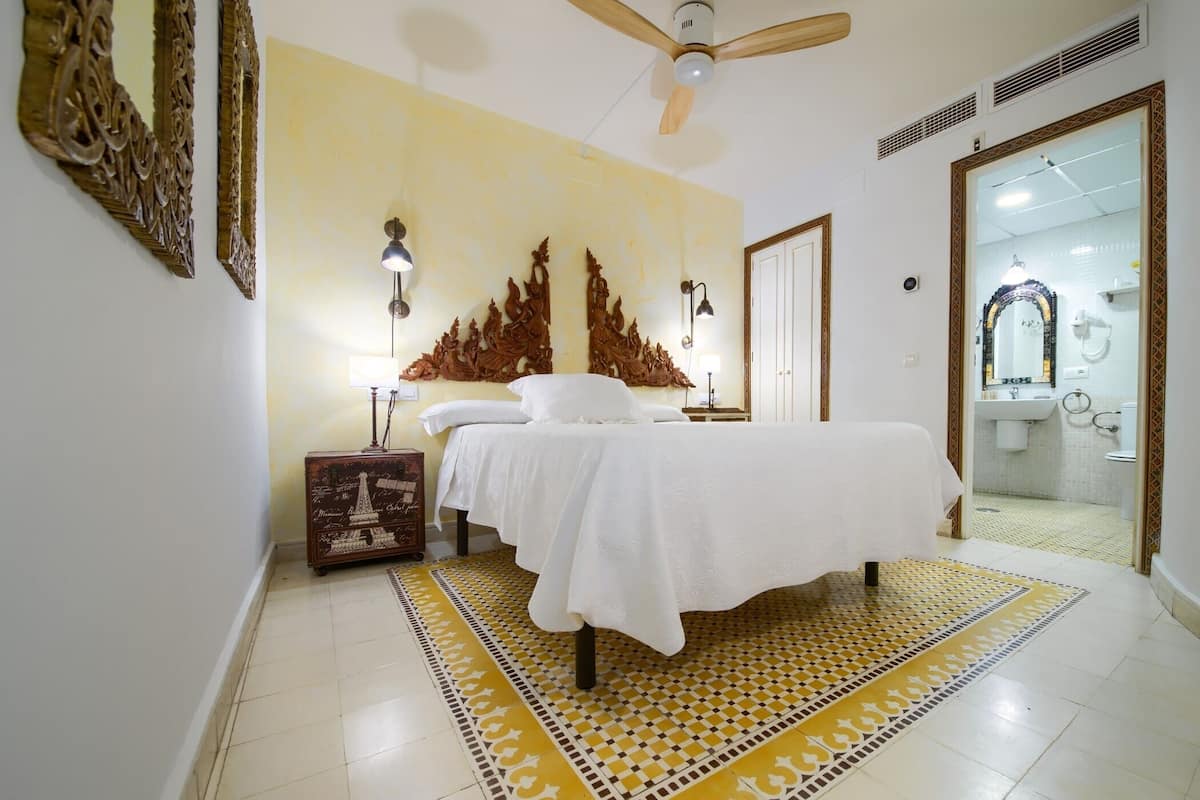 Quarto casal standard | Edredons de pluma, camas com colchões de espuma com sistema de memória